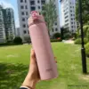 1pc Thermos flasche mit Strohhalm 530ml Edelstahl Thermo tasse Auto isolierte Flasche Wasser becher für Outdoor-Sportarten 3