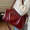 Modische Handtasche mit großem Fassungsvermögen, lässige Reisetasche für kurze Reisen, Urlaubs-Sporttasche, Retro-Umhängetasche aus PU-Leder mit Ölwachs-Glanz 5