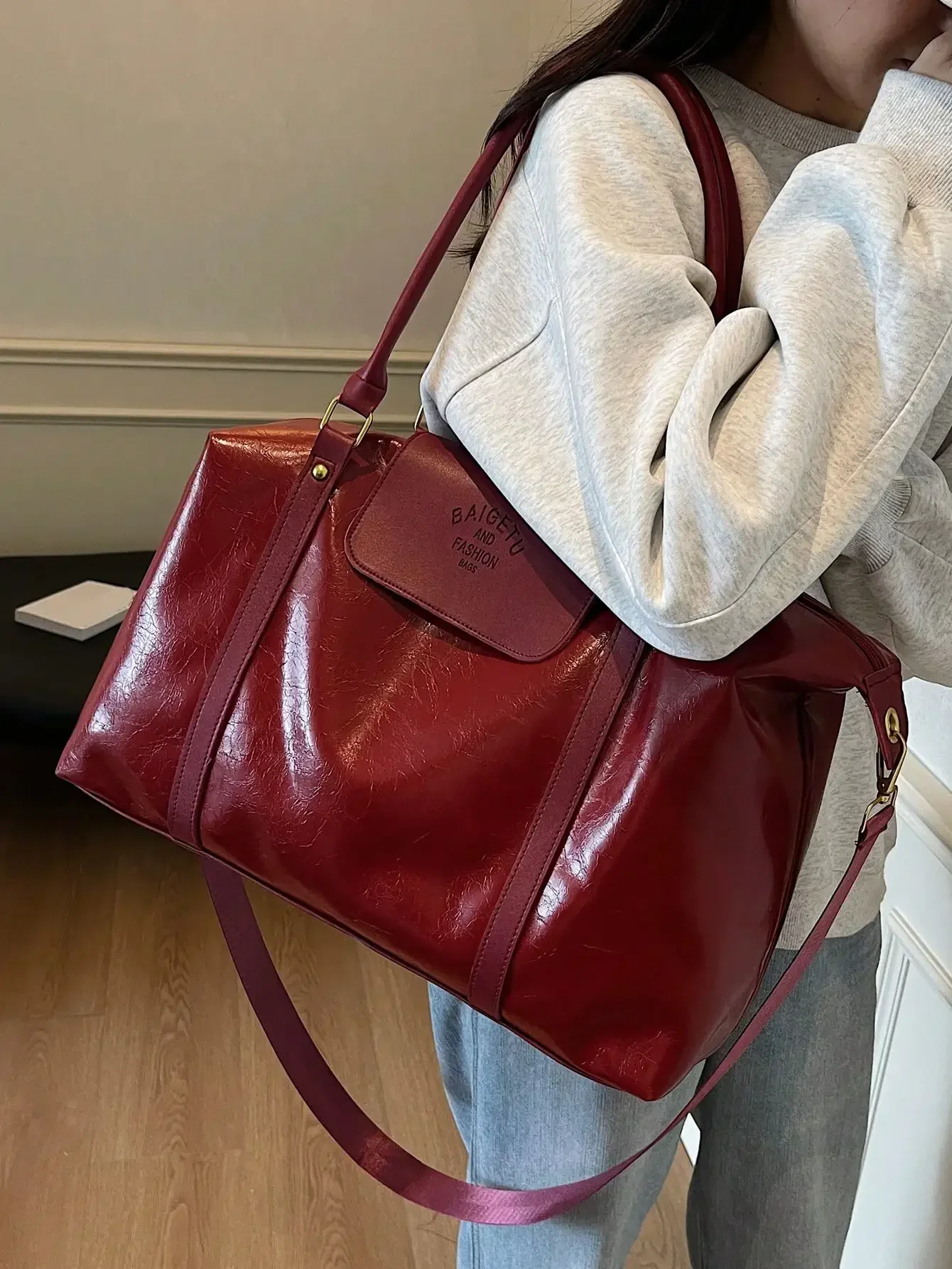 Modische Handtasche mit großem Fassungsvermögen, lässige Reisetasche für kurze Reisen, Urlaubs-Sporttasche, Retro-Umhängetasche aus PU-Leder mit Ölwachs-Glanz 5