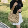 Beliebte Damen-Umhängetasche aus gewebtem Stroh, mittelgroße Handtasche mit Griff für den Strandurlaub 4