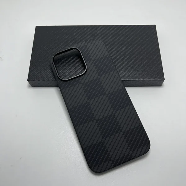 Handyhülle aus echtem Carbonfaser für iPhone 16 Pro Max. Linsenschutz. Rot-schwarze Aramidfaser-Handyhüllen für iPhone 16 Pro