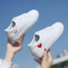 2024 frühling Herbst Frau Schuhe Mode Neue Frau PU Leder Schuhe Damen Atmungsaktive Nette Herz Wohnungen Casual Schuhe Weiß Sneaker
