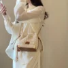 Schicke Sommer-Strick-Umhängetasche für Damen mit verstellbarem Riemen. Vielseitige Pendlerhandtasche mit Polyesterfutter 2