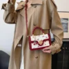 Niedliche Handtasche mit Kirschmotiv, Umhängetasche, quadratische Tragetasche mit gewebtem Griff, Damen-Umhängetasche im frischen Design, stilvolle Damentasche 5