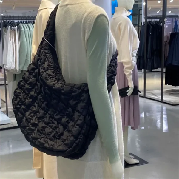 Frauen Tasche Plissee Handtasche Große Kapazität Unten Tasche Große Schulter Weibliche Einfarbig Raum Baumwolle Gepolsterte Knödel Einkaufstasche 2024 3