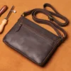 Umhängetaschen für Männer, einfache Vintage- und beliebte erste Schicht aus Rindsleder, Hardware, magnetische Schnalle, umwickelte Umhängetasche für Herren mit Klappe 5