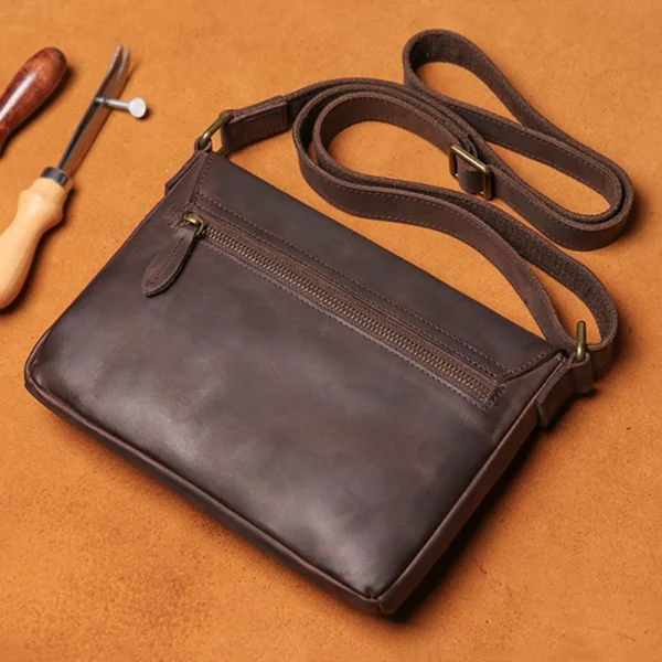 Umhängetaschen für Männer, einfache Vintage- und beliebte erste Schicht aus Rindsleder, Hardware, magnetische Schnalle, umwickelte Umhängetasche für Herren mit Klappe 5