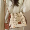 Schicke Sommer-Strick-Umhängetasche für Damen mit verstellbarem Riemen. Vielseitige Pendlerhandtasche mit Polyesterfutter