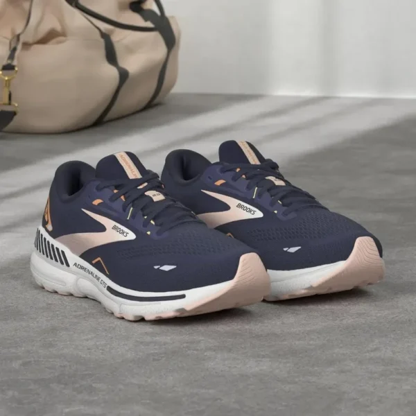 Das Adrenaline GTS 23 von Brooks für Damen bietet ein leichtes Gefühl und maximale Dämpfung für jeden Schritt 6