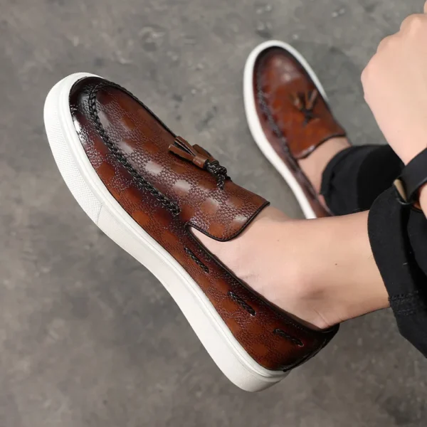 Herren Freizeit schuhe geprägtes Leder Herren Retro britischen Stil Quasten Slipper Herren bequeme Outdoor-Fahr wohnungen 3