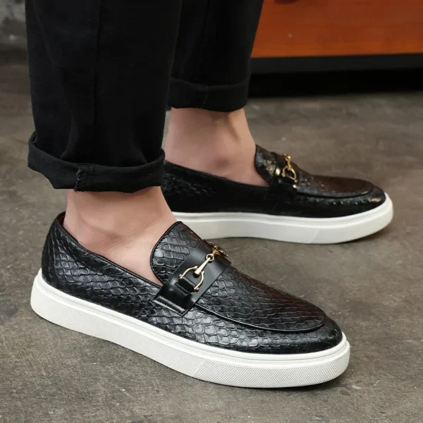 Männer Casual Schuhe Geprägtes Leder Männer Klassische Schnalle Horsebit Loafers Herren Slip-on Board Schuhe Outdoor Wohnungen Neue 2