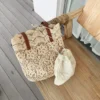 Elegante Tragetasche aus floraler Spitze für Damen. Schicke Schulter- und Handgelenkhandtasche mit Magnetverschluss, perfekt für alltägliche Strand-Eleganz 2