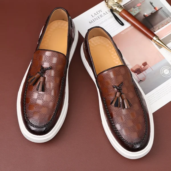 Mode männer Casual Schuhe Geprägte Leder Männer Klassische Retro Britischen Stil Quasten Loafer Herren Slip-on Outdoor Fahren wohnungen 4