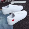 2024 frühling Herbst Frau Schuhe Mode Neue Frau PU Leder Schuhe Damen Atmungsaktive Nette Herz Wohnungen Casual Schuhe Weiß Sneaker 2