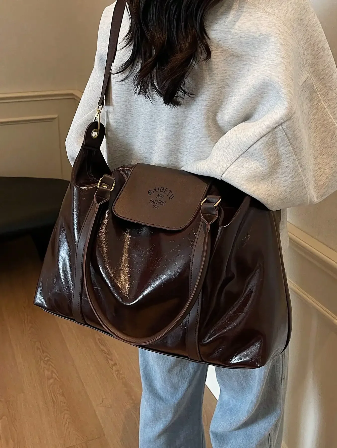 Modische Handtasche mit großem Fassungsvermögen, lässige Reisetasche für kurze Reisen, Urlaubs-Sporttasche, Retro-Umhängetasche aus PU-Leder mit Ölwachs-Glanz 4