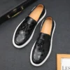 Mode männer Casual Schuhe Geprägte Leder Männer Klassische Retro Britischen Stil Quasten Loafer Herren Slip-on Outdoor Fahren wohnungen 2