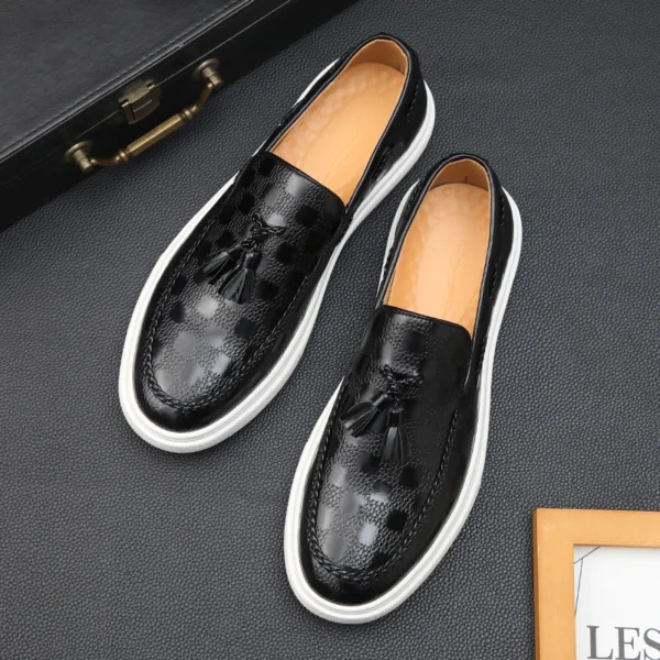 Mode männer Casual Schuhe Geprägte Leder Männer Klassische Retro Britischen Stil Quasten Loafer Herren Slip-on Outdoor Fahren wohnungen 2
