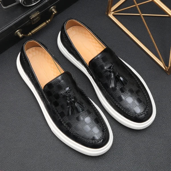 Mode männer Casual Schuhe Geprägte Leder Männer Klassische Retro Britischen Stil Quasten Loafer Herren Slip-on Outdoor Fahren wohnungen 3