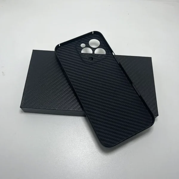 Handyhülle aus echtem Carbonfaser für iPhone 16 Pro Max. Linsenschutz. Rot-schwarze Aramidfaser-Handyhüllen für iPhone 16 Pro 3