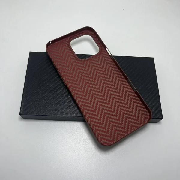 Handyhülle aus echtem Carbonfaser für iPhone 16 Pro Max. Linsenschutz. Rot-schwarze Aramidfaser-Handyhüllen für iPhone 16 Pro 4