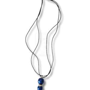 Schwarze Kette mit blauem Anhänger – handgemacht & elegant