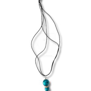 Handgemachte schwarze Kette mit türkisfarbenem Perlenanhänger