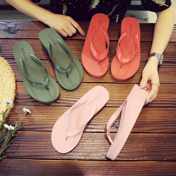 Europäische und amerikanische Flip-Flops im neuen Stil für Damen, dickbesohlte Sommermode, Internet-Promi-Hausschuhe mit hohen Absätzen, rutschfeste Flip-Flops für Strand- und Meereskleidung, Keilsandalen 3