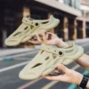 Comwarm Herren-Sommer-Hausschuhe, modisch, leicht, für den Außenbereich, Strandsandalen, neue weiche Sohle, atmungsaktive Rutschen, lässige Haus-Flip-Flops