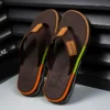 Neue Sommer-Flip-Flops für Herren sind zu Hause bequem und zu tragen rutschfeste, fußschleppende Strand-Freizeithausschuhe mit weichem Boden 5