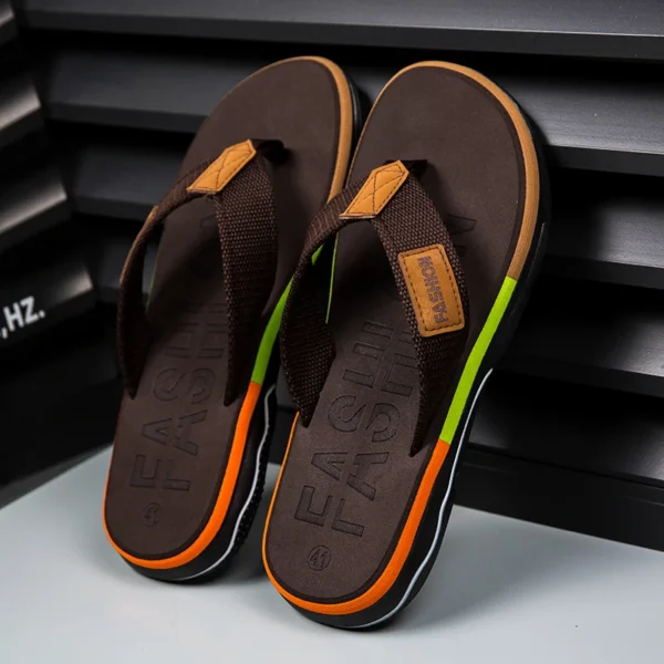 Neue Sommer-Flip-Flops für Herren sind zu Hause bequem und zu tragen rutschfeste, fußschleppende Strand-Freizeithausschuhe mit weichem Boden 5