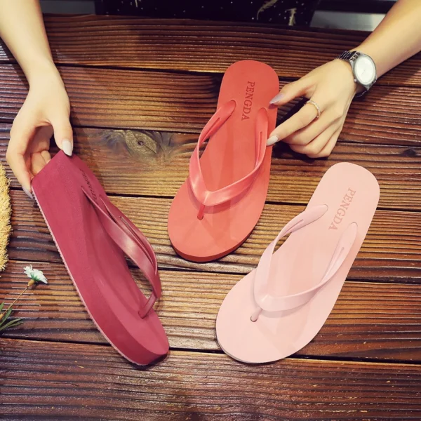 Europäische und amerikanische Flip-Flops im neuen Stil für Damen, dickbesohlte Sommermode, Internet-Promi-Hausschuhe mit hohen Absätzen, rutschfeste Flip-Flops für Strand- und Meereskleidung, Keilsandalen 2