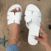 Weiße flache Hausschuhe für Damen, Sandalen mit offenem Absatz, Strandschuhe, lässige Damenschuhe, geeignet für drinnen und draußen 3