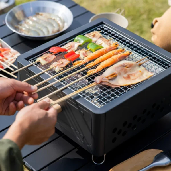 Barbecue Grill Tischplatte Holzkohleofen Quadratischer Campinggrill Holzkohlegrillofen zum Kochen im Freien Camping Picknicks Strand 2
