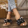 Modische, rutschfeste, verschleißfeste Damen-Flip-Flops im College-Urlaubs-Strandstil mit hellen Diamantblumen und flachem Absatz 4