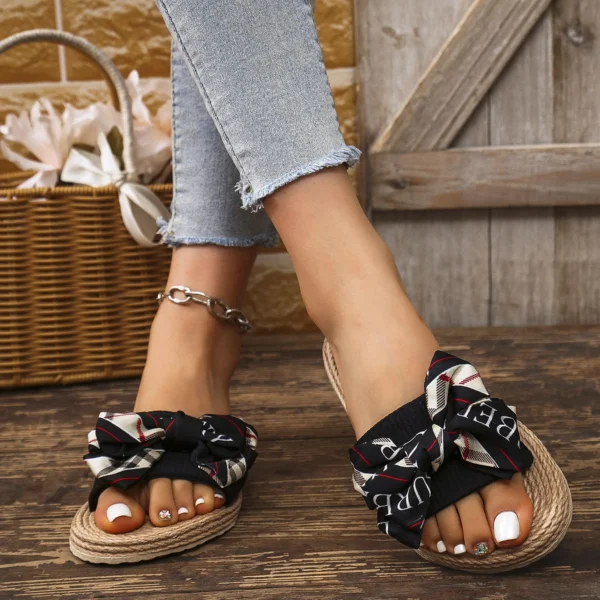 Modische, rutschfeste, verschleißfeste Damen-Flip-Flops im College-Urlaubs-Strandstil mit hellen Diamantblumen und flachem Absatz 4