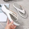 2024 Damen Hausschuhe Neue Mode Slides Rutschfeste Schuhe Strandsandalen Damen Draußen Freizeit Flip Flops Tragen Offene Zehen