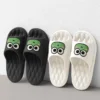 Sommer Strand Rutschen Badezimmer Anti Slip Slipper Rutschfeste Hause Flip-Flops Cartoon Frosch Weiche Sandalen