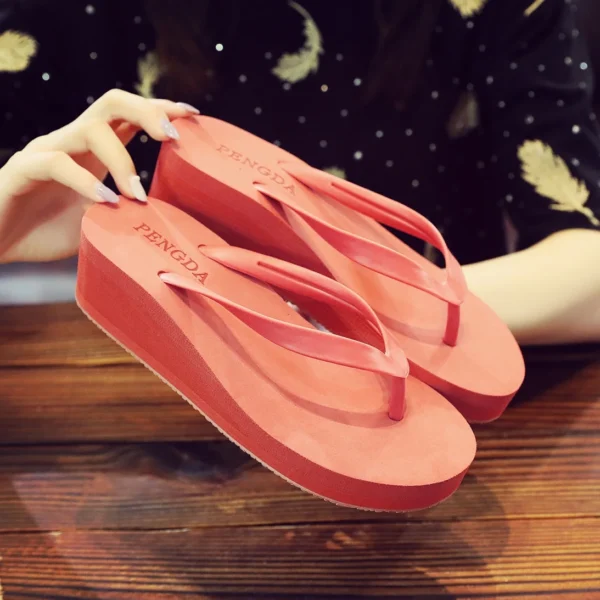 Europäische und amerikanische Flip-Flops im neuen Stil für Damen, dickbesohlte Sommermode, Internet-Promi-Hausschuhe mit hohen Absätzen, rutschfeste Flip-Flops für Strand- und Meereskleidung, Keilsandalen 6