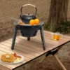 Tragbarer, zusammenklappbarer dreibeiniger Holzkohlegrill mit Grillnetz, Holzkohlenetz, Bratpfanne, Aufbewahrungstasche für Outdoor-Camping, Grillen 4