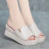 Vielseitige weiche Leder Sommerschuhe Mode Mutter Outdoor Sandalen Frauen Plattform Keil absatz Fisch mund Flip Flop Sandalen 3