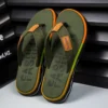 Neue Sommer-Flip-Flops für Herren sind zu Hause bequem und zu tragen rutschfeste, fußschleppende Strand-Freizeithausschuhe mit weichem Boden 6