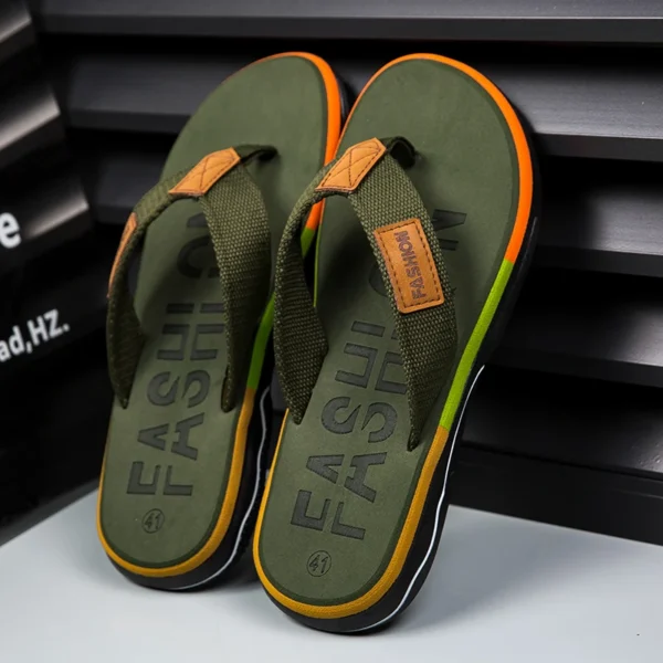 Neue Sommer-Flip-Flops für Herren sind zu Hause bequem und zu tragen rutschfeste, fußschleppende Strand-Freizeithausschuhe mit weichem Boden 6