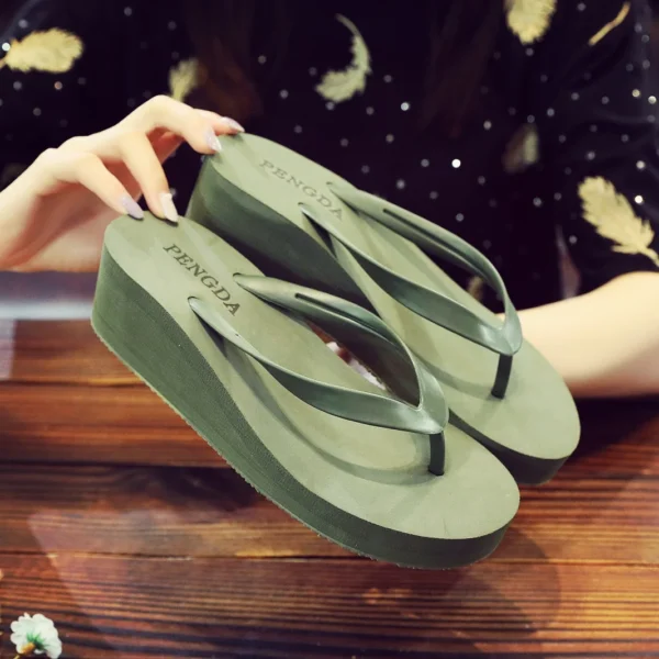 Europäische und amerikanische Flip-Flops im neuen Stil für Damen, dickbesohlte Sommermode, Internet-Promi-Hausschuhe mit hohen Absätzen, rutschfeste Flip-Flops für Strand- und Meereskleidung, Keilsandalen 5