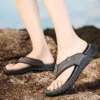 ﻿   Flip-Flops Sommer Herren Outdoor Strandschuhe mit dicken Sohlen atmungsaktive coole rutschfeste Komfortsandalen männliche lässige Wandersandalen 4