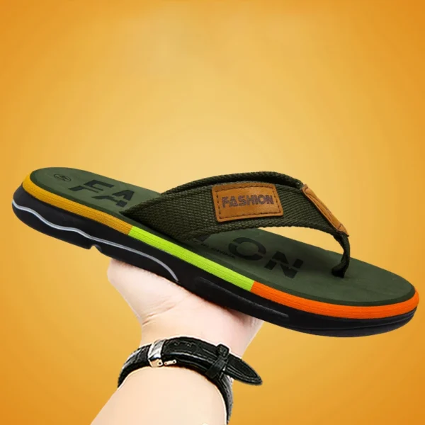 Neue Sommer-Flip-Flops für Herren sind zu Hause bequem und zu tragen rutschfeste, fußschleppende Strand-Freizeithausschuhe mit weichem Boden 2