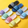 Unisex Hausschuhe Frauen neue bunte gestreifte Hausschuhe Männer Größe 36-45 Paar Strands andalen PVC rutsch feste Wohnung zu Hause Bad Hausschuhe