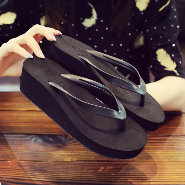 Europäische und amerikanische Flip-Flops im neuen Stil für Damen, dickbesohlte Sommermode, Internet-Promi-Hausschuhe mit hohen Absätzen, rutschfeste Flip-Flops für Strand- und Meereskleidung, Keilsandalen 4