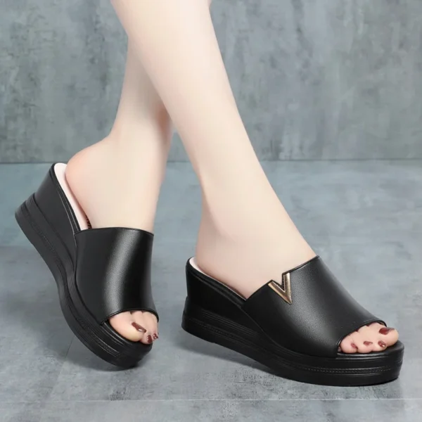 Vielseitige weiche Leder Sommerschuhe Mode Mutter Outdoor Sandalen Frauen Plattform Keil absatz Fisch mund Flip Flop Sandalen 2