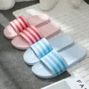 Unisex Hausschuhe Frauen neue bunte gestreifte Hausschuhe Männer Größe 36-45 Paar Strands andalen PVC rutsch feste Wohnung zu Hause Bad Hausschuhe 4