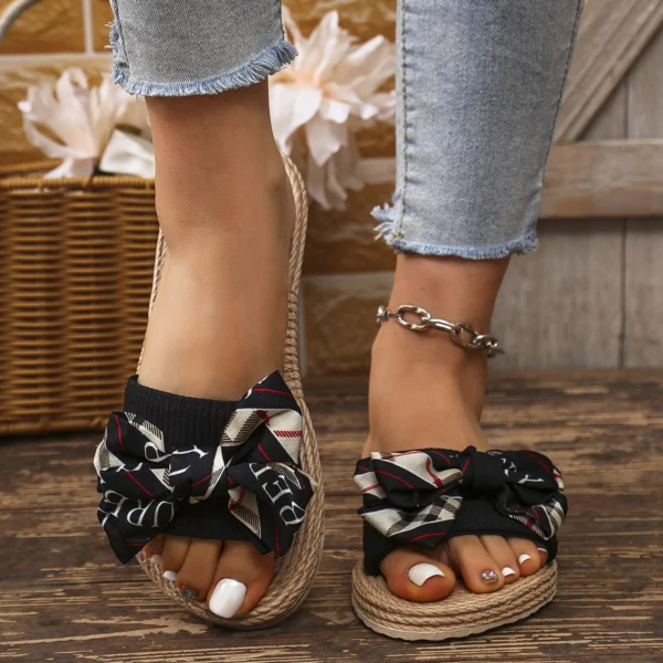 Modische, rutschfeste, verschleißfeste Damen-Flip-Flops im College-Urlaubs-Strandstil mit hellen Diamantblumen und flachem Absatz 2
